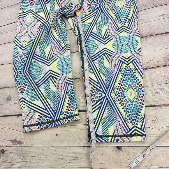 Victoria's Secret Women’s Geometric Capri Legging BasCourt KNOCKOUT Medium EUC - Picture 8 of 10